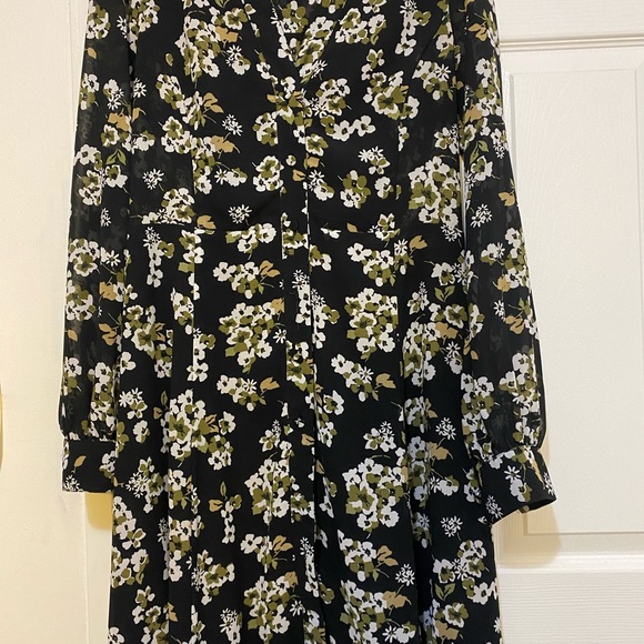 Shirtdress. It features a V-neckline and lightly puffed shoulders. - Picture 3 of 3